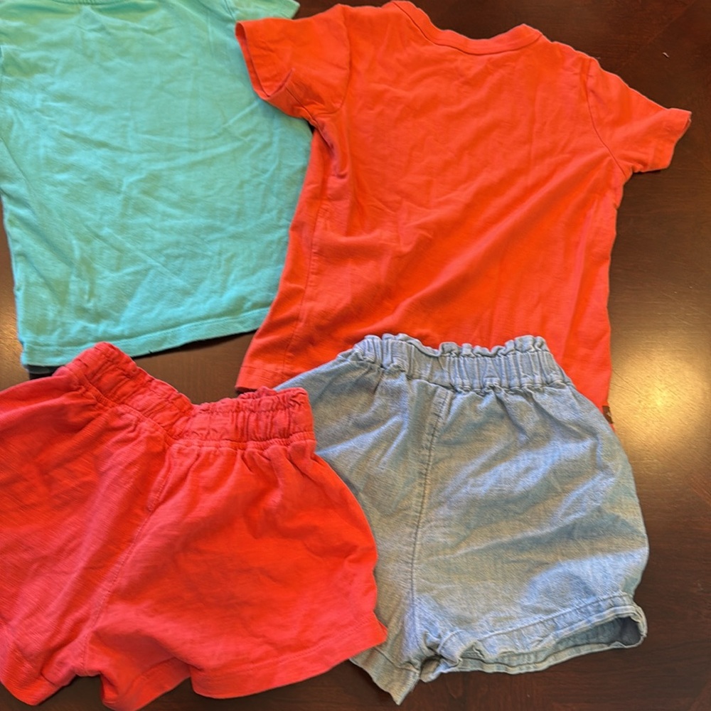 Bundle Of Girls Tees And Shorts: Brands Baby Gap, Tea And Primary sizes … - Picture 14 of 14
